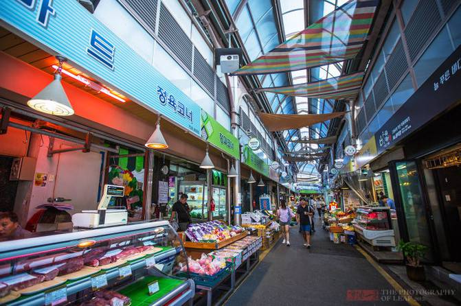 Experience the charm of Korean market and taste the authentic food in Seoul